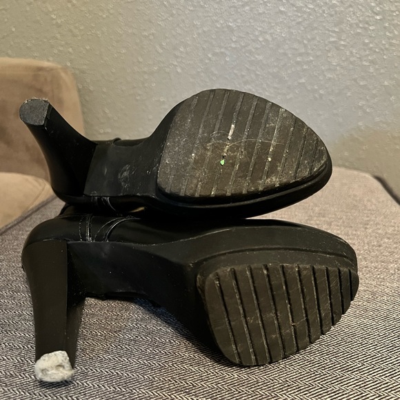 JLo Harlee mid ankle boot. black leather. size 6. USED. wear&tear visible. - Picture 4 of 5